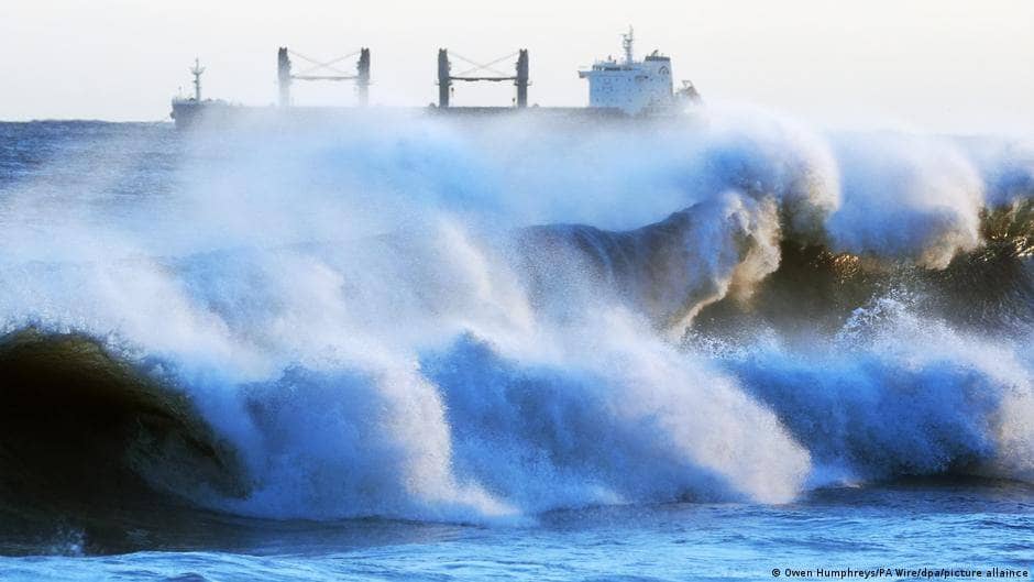 Storm Eowyn hits Ireland, UK with record wind gusts – DW – 01/25/2025