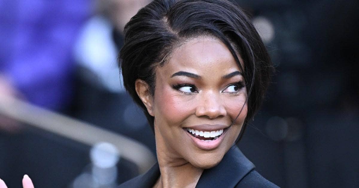 Fans brand iconic 90s actress, 52, 'a gorgeous vampire' after ageless new pictures