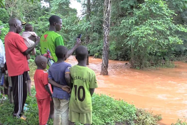 Who benefits from Guinea’s bauxite wealth amid local poverty?