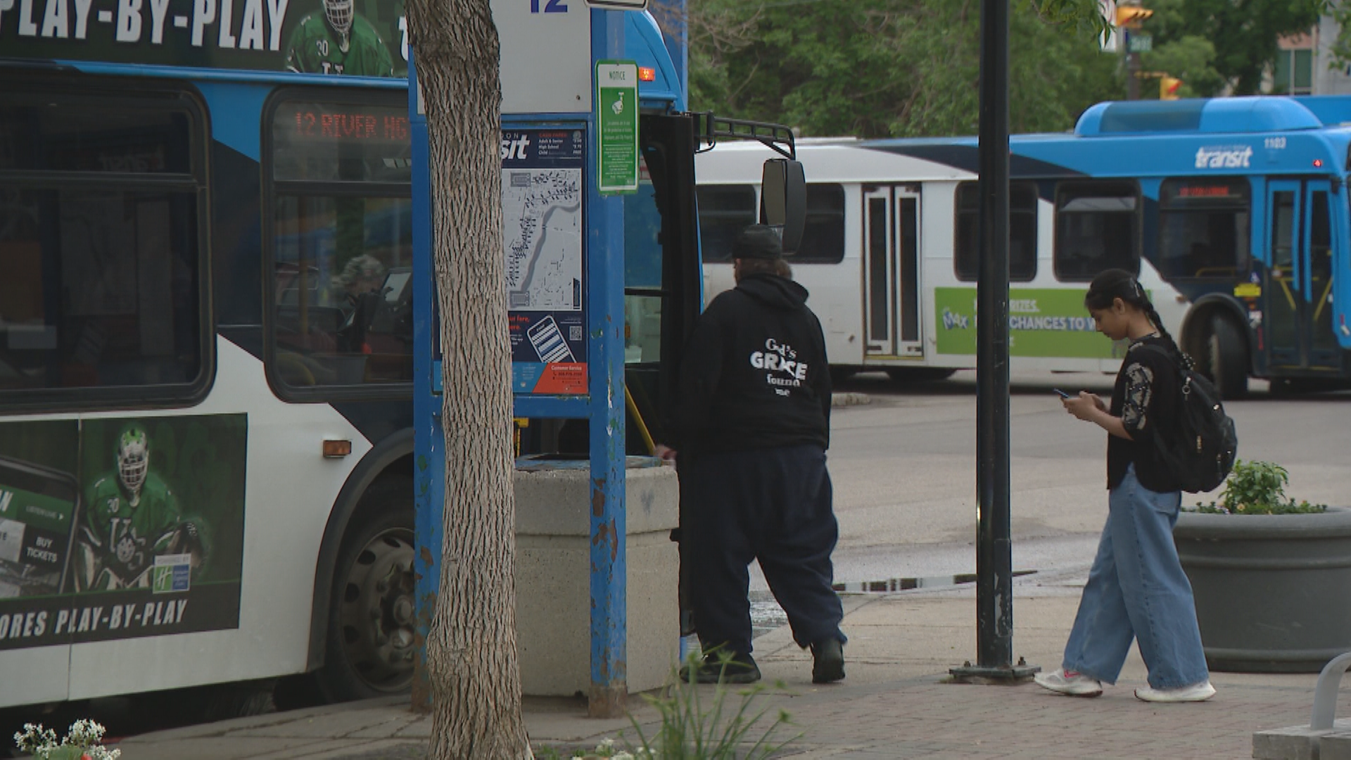 BRT-People-getting-on-bus.bmp