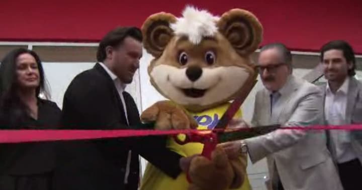 Shoppers welcome Zellers’ return to Toronto with nostalgia and excitement