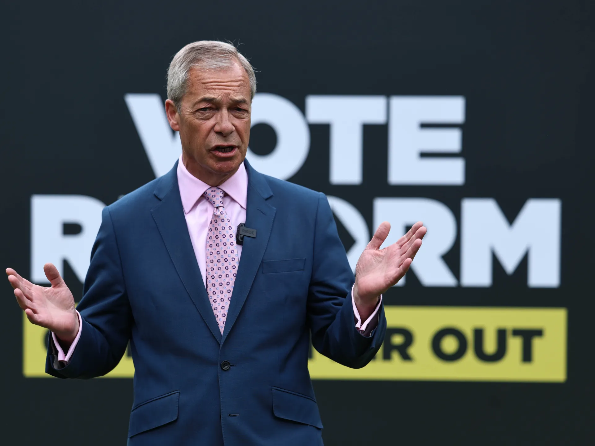 Nigel Farage failed to disclose funds from convicted fraudster, report says