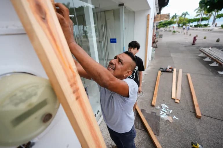 Mexican president calls for residents to shelter as Hurricane Simon nears