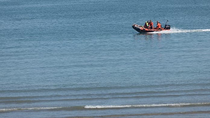 French and UK teams rescue 170 migrants crossing the Channel from France