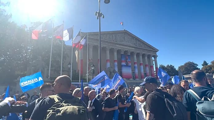 Thousands of police protest in Paris over working conditions and pay Thousands of police protest in Paris over working conditions and pay