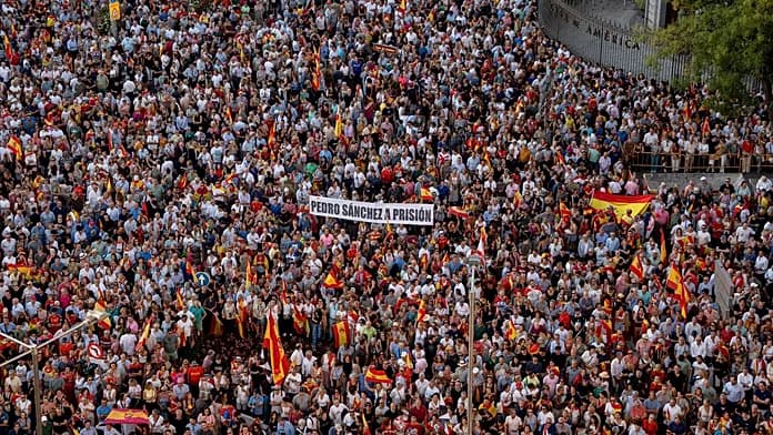 Protesters rally in Granada to support Maricarmen Abascal's eviction