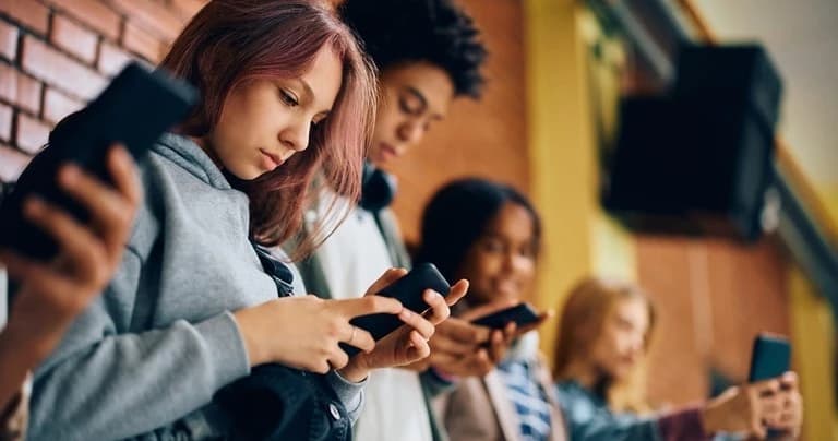 Backbench Rebellion Pressures Starmer on Social Media Ban for Teens