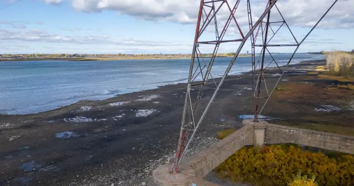 Quebec municipalities and environmentalists warn of risks to water reserves Quebec municipalities and environmentalists warn of risks to water reserves